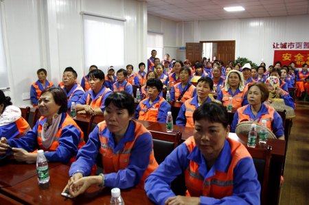 集團(tuán)公司黨支部組織一線員工集中觀看《厲害了，我的國(guó)》