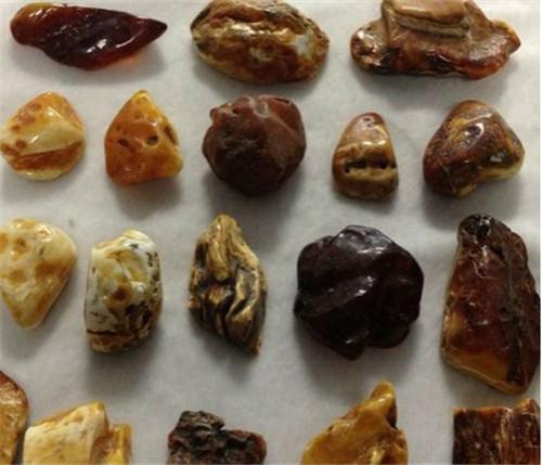 蜜蜡原石是什么蜜蜡原石是一种开采过的蜜蜡完全没有加工过的