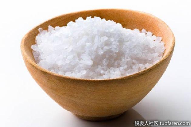 的水蒸发后留下的盐而制成的,而食盐是从地下的盐沉淀中开采出来的,经